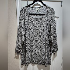 🖤 Max Studio Black & White Floral Blouse – Size 3X EUC